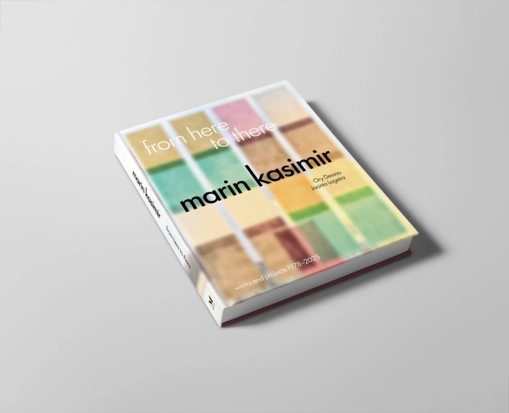 Livre de photographie From Here To There posé sur fond neutre, montrant une couverture minimaliste et un travail artistique contemporain